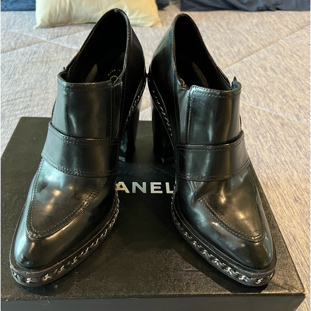 Beautiful, very comfortable Chanel black shoes size 41.